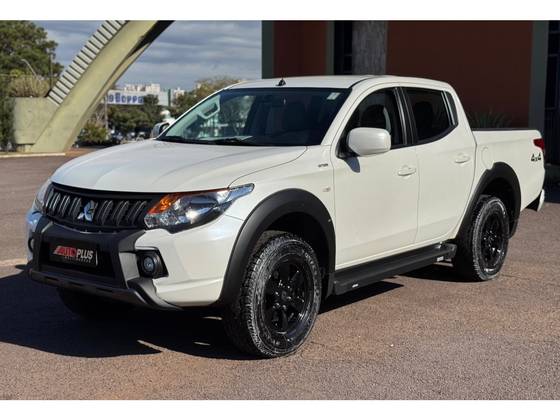 MITSUBISHI L200 TRITON 2.4 16V TURBO DIESEL OUTDOOR GLX CD 4X4 MANUAL MITSUBISHI L200 TRITON 2.4 16V TURBO DIESEL OUTDOOR GLX CD 4X4 MANUAL